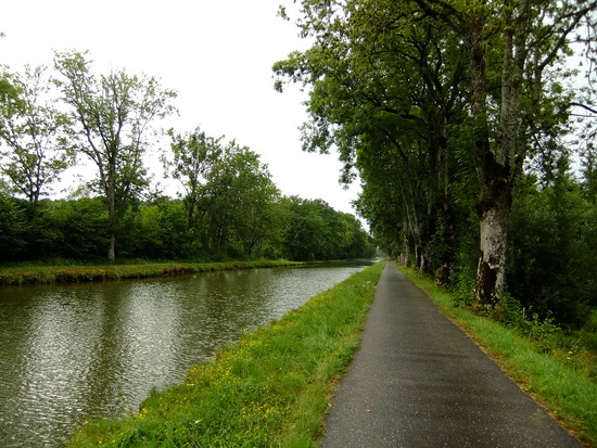 veel vlakke wegen langs het kanaal