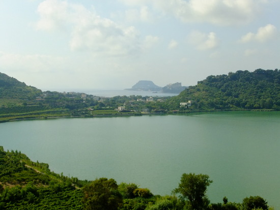 mooi schiereiland Bacoli in de verte