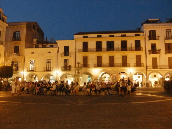 gezellig pleintje 's avonds